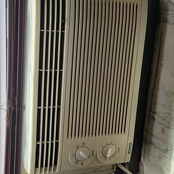 Air conditioner and fridge - Picture 1 of 2